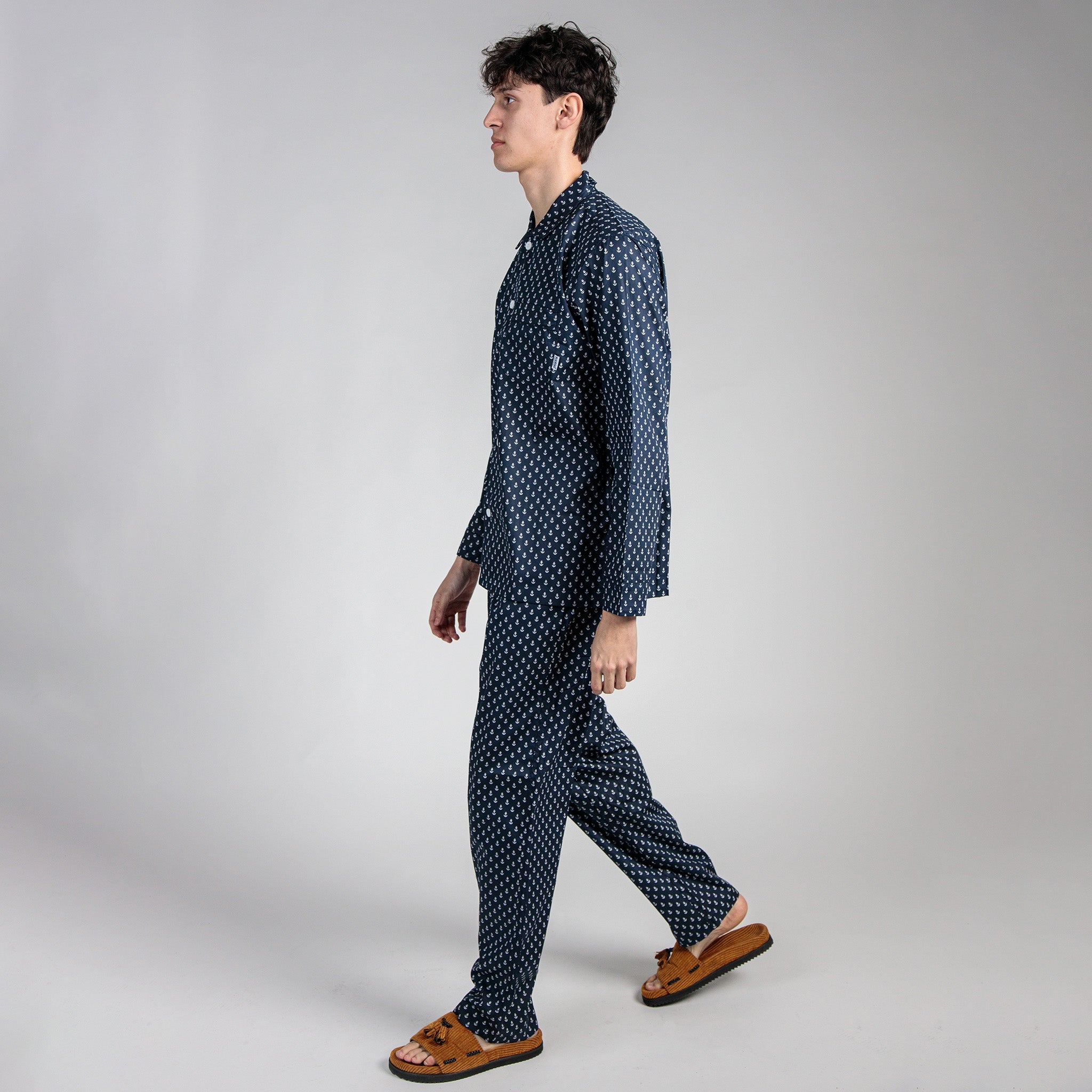 Kyle: 187CM/6'2 wearing size L.