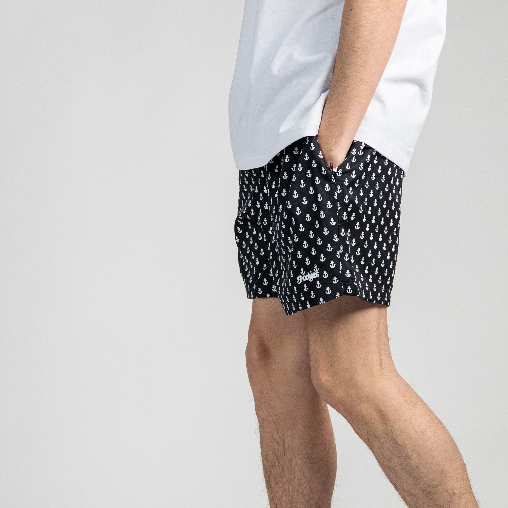 Kyle: 187CM/6'2 wearing size L.