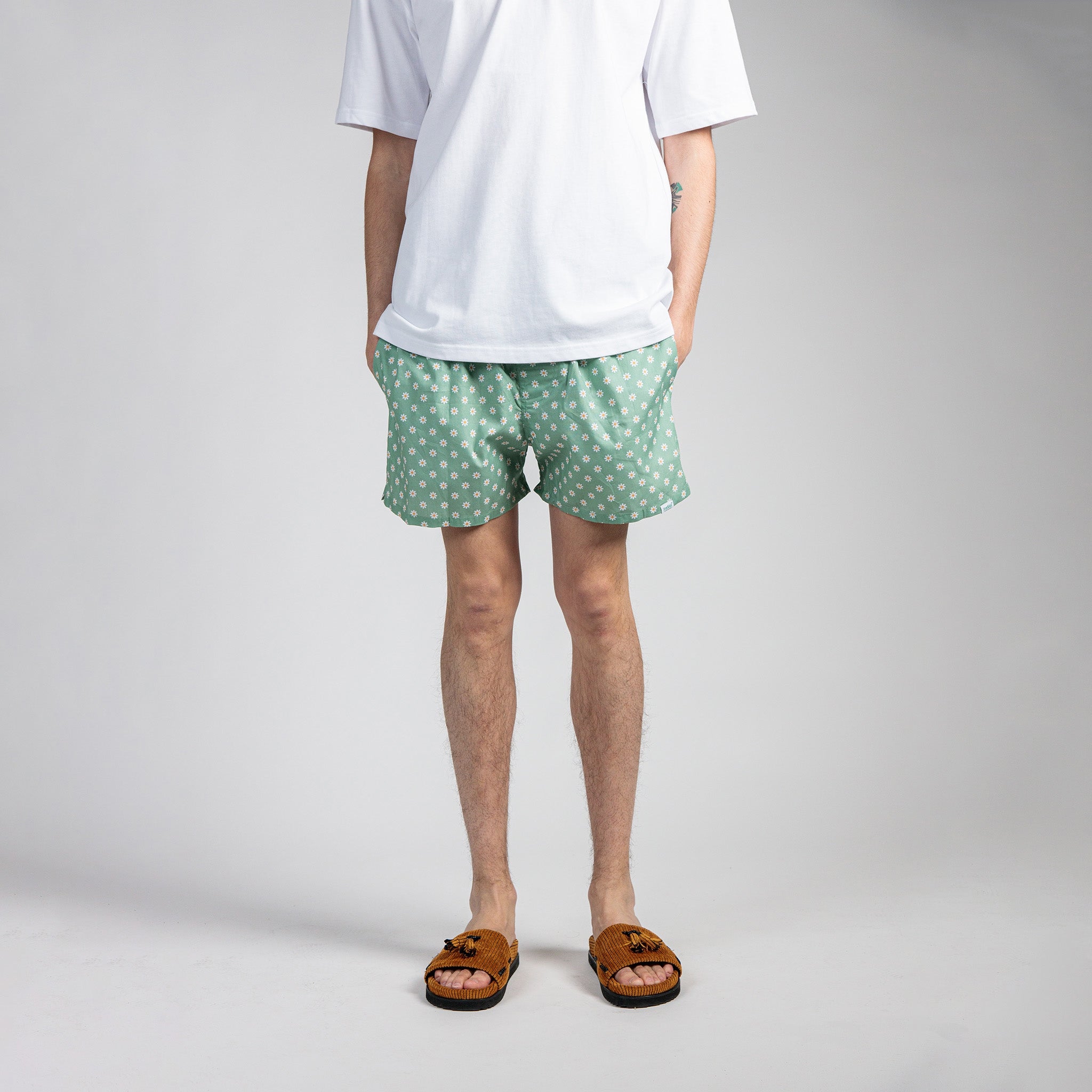 Kyle: 187CM/6'2 wearing size L.