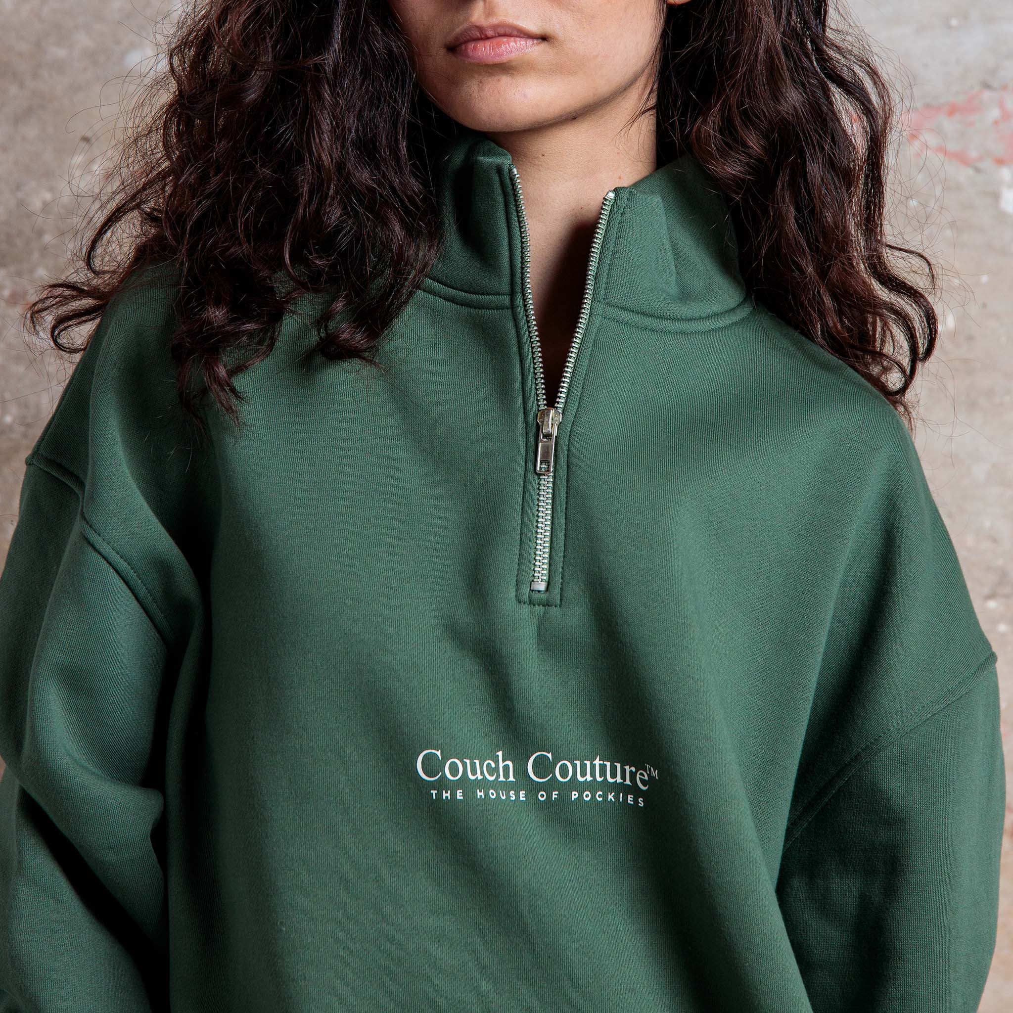 Lois: 172CM/5'8 wearing size M.